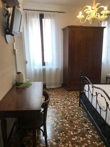 B&B Al Teatro With Canal View Venice Exterior photo